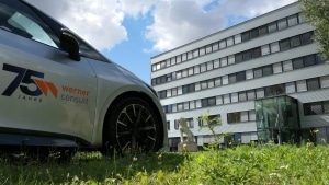 E-Fahrzeug seitlicher Anblick, Blick auf das Wiener Büro